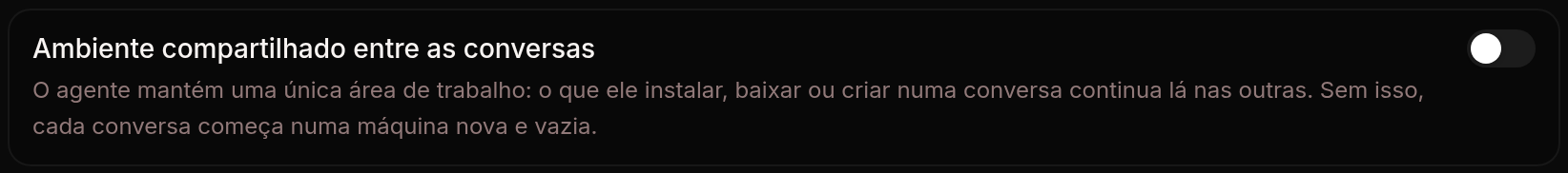 O cartão do ambiente compartilhado entre as conversas na configuração do agente: o nome, o interruptor à direita e a explicação de que o agente mantém uma única área de trabalho, e de que sem isso cada conversa começa numa máquina nova e vazia