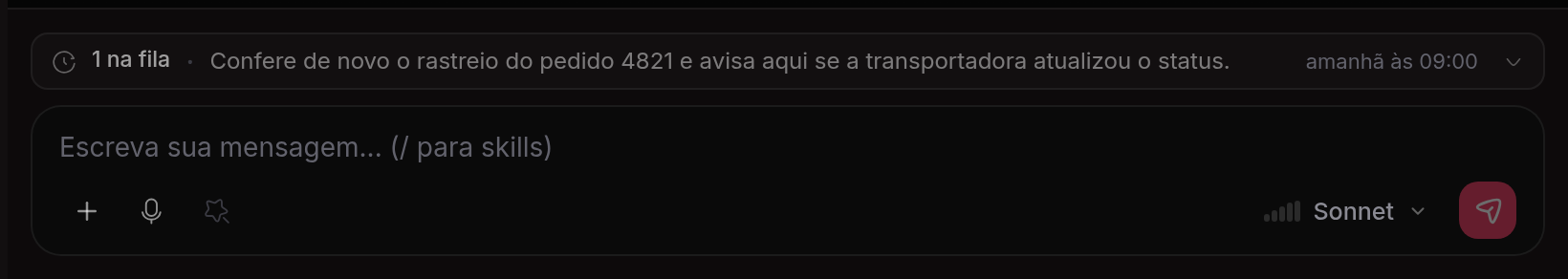 Rodapé de uma conversa com uma execução agendada numa faixa acima do campo de escrita, mostrando quantas estão na fila, o que o agente vai fazer e quando é o próximo disparo