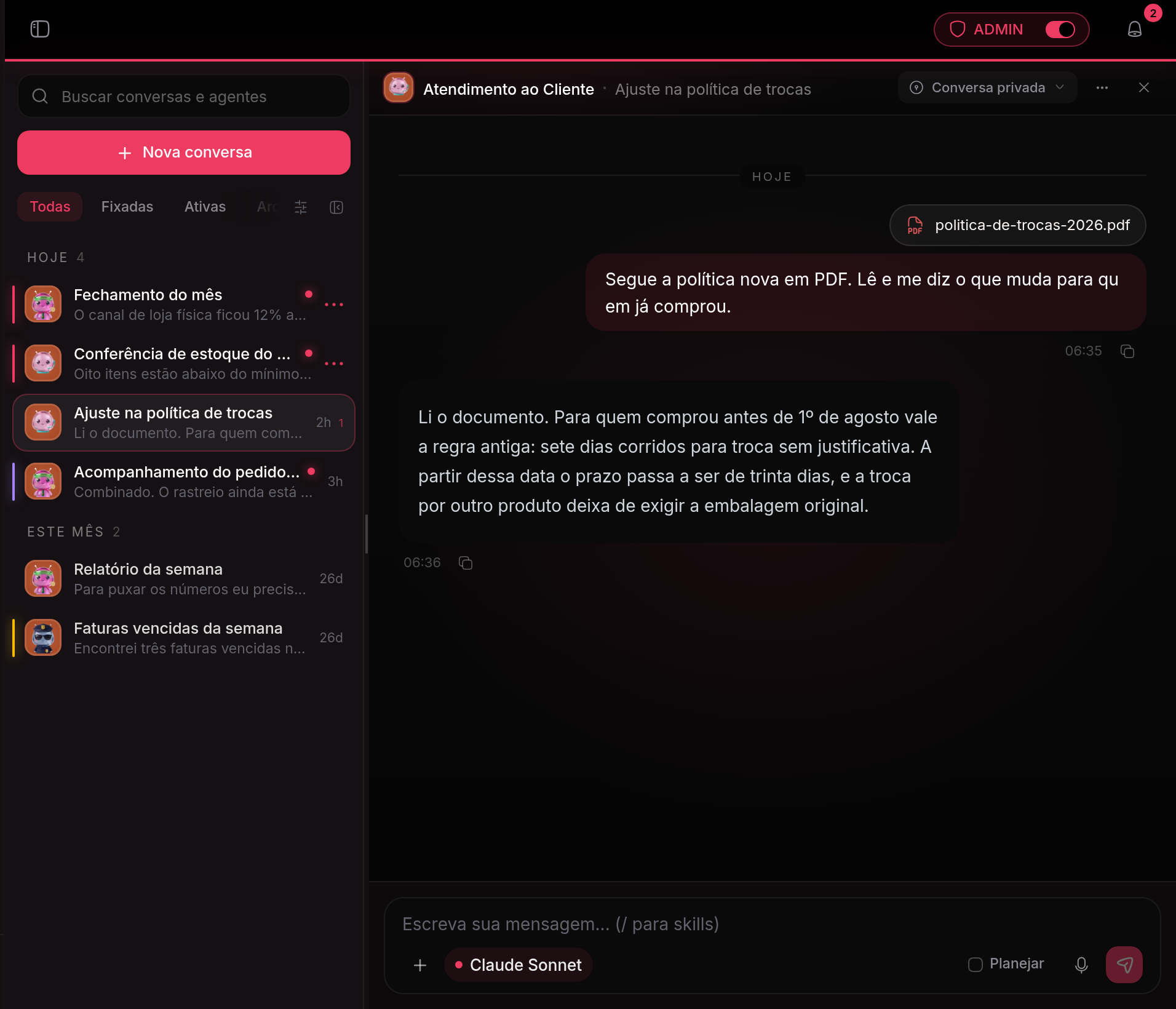 Conversa com um PDF anexado à mensagem enviada e, no rodapé, o campo de escrita com o botão de anexar à esquerda e o de ditar por voz à direita