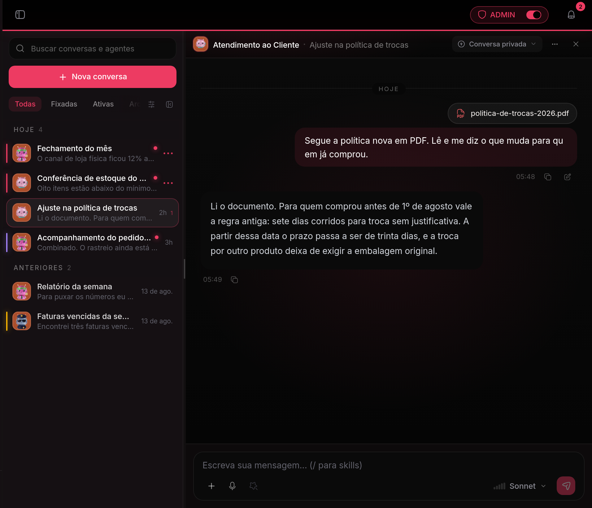 Conversa com um PDF anexado à mensagem enviada e, no rodapé, o campo de escrita com os botões de anexar e de ditar por voz à esquerda e o chip do modelo ao lado do enviar