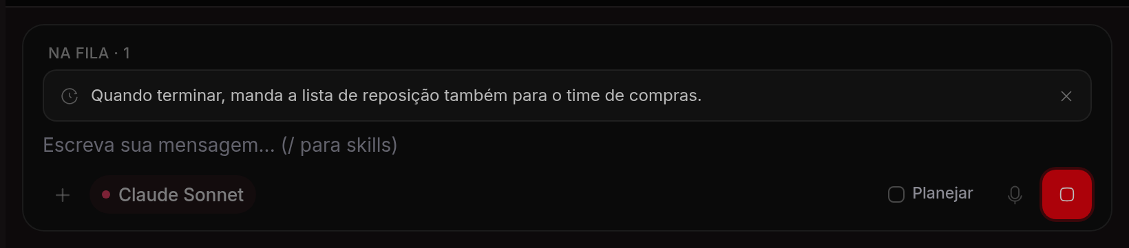 Rodapé de uma conversa com o agente trabalhando: uma mensagem na fila logo acima do campo de escrita, com o texto do que vai ser enviado e o X que cancela o item