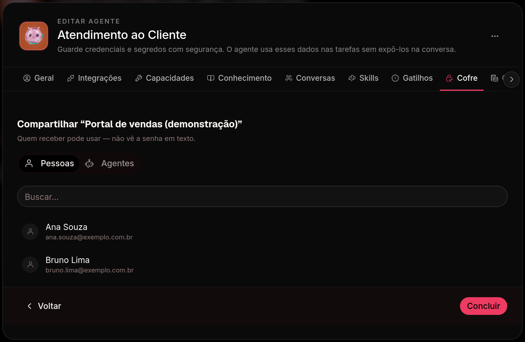 Diálogo de compartilhar uma credencial do cofre, com as abas de pessoas e de agentes e o aviso de que quem recebe pode usar sem ver a senha