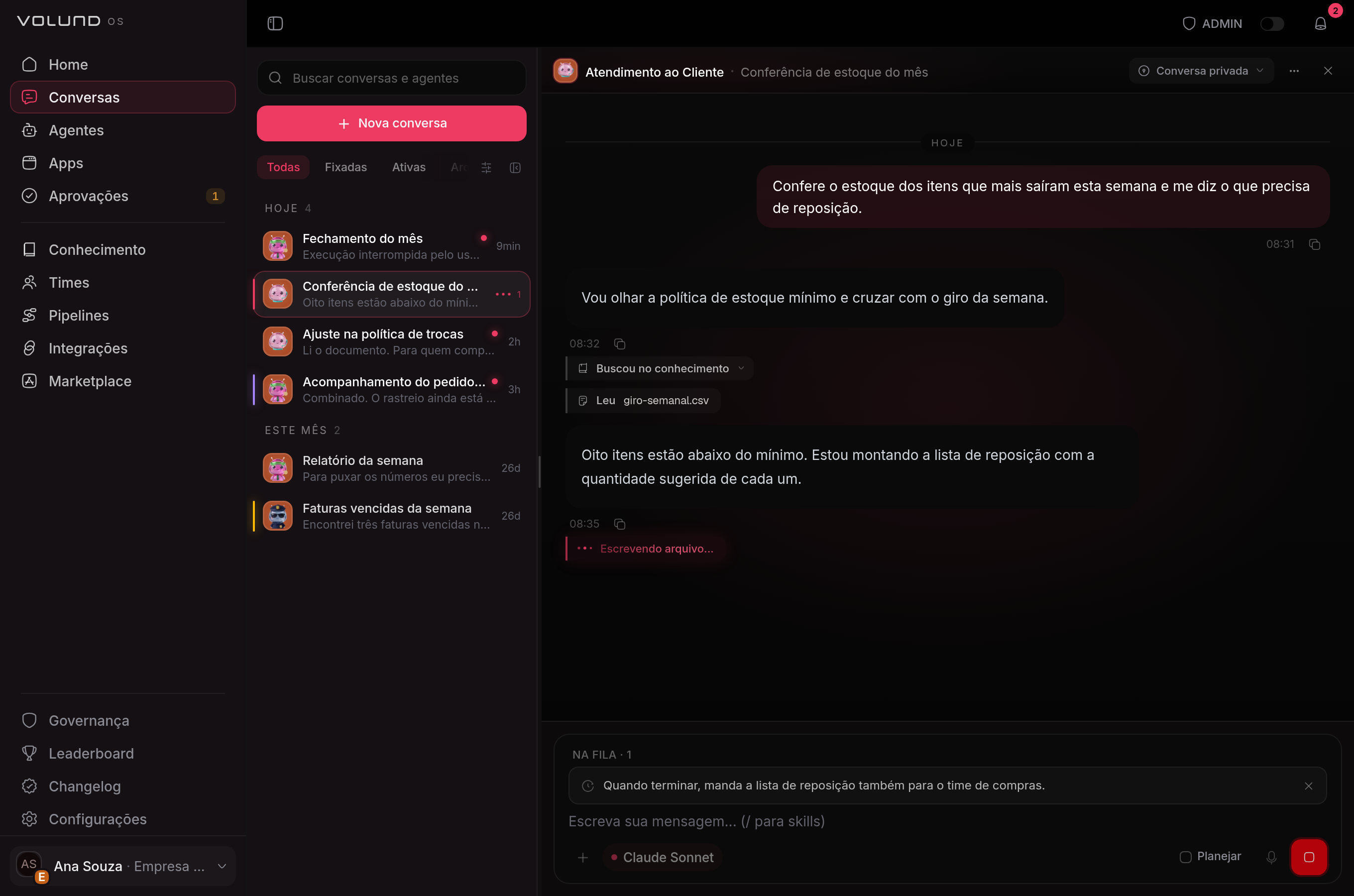 Execução em andamento numa conversa: o passo a passo do que o agente já fez, o passo atual ainda correndo e a mensagem que espera na fila