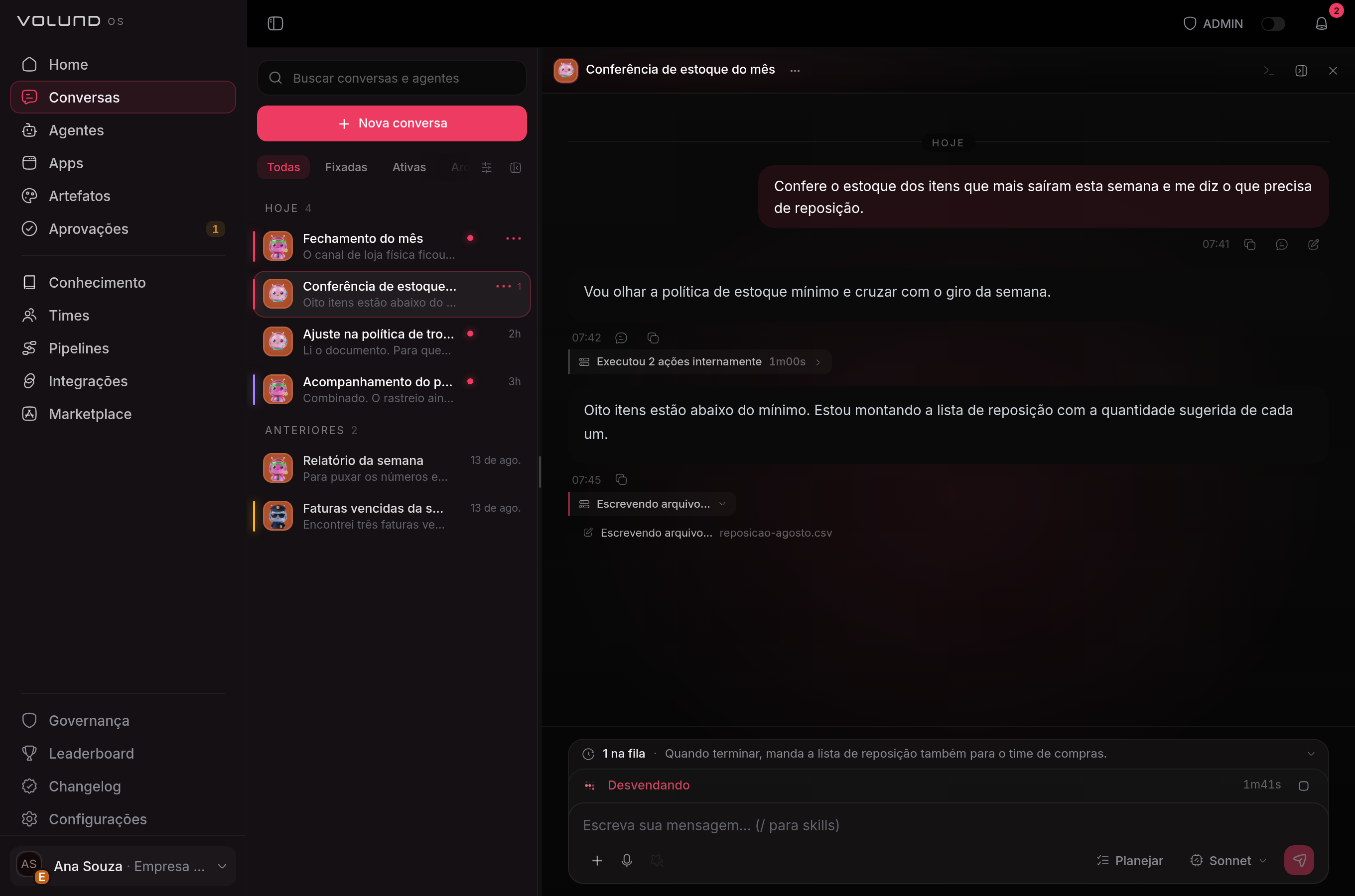 Conversa aberta no painel, com a lista de conversas ao lado e o passo a passo da execução no histórico: um chip agrupando as ações já concluídas e, abaixo, o agente escrevendo um arquivo — com uma mensagem aguardando na fila acima do campo de escrever