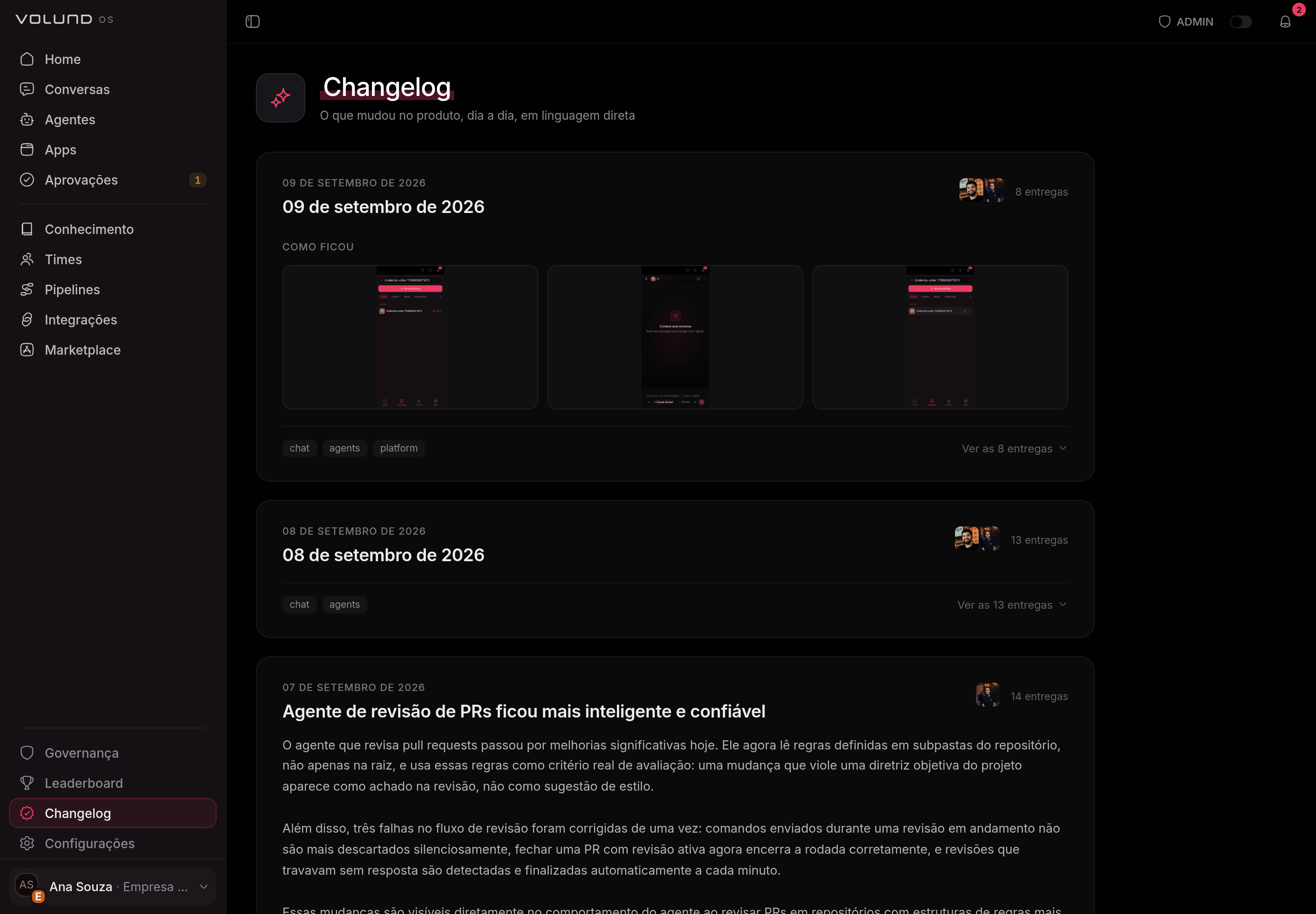 Tela de changelog do produto, com as entregas agrupadas por dia: o dia mais recente no topo, com a contagem de entregas, os assuntos tocados e uma faixa “Como ficou” com telas do que mudou; abaixo, os dias anteriores recolhidos e um deles aberto com o texto da entrega