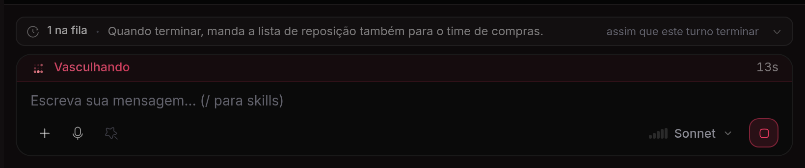 Rodapé de uma conversa com o agente trabalhando: uma mensagem na fila logo acima do campo de escrita, com o texto do que vai ser enviado e o X que cancela o item