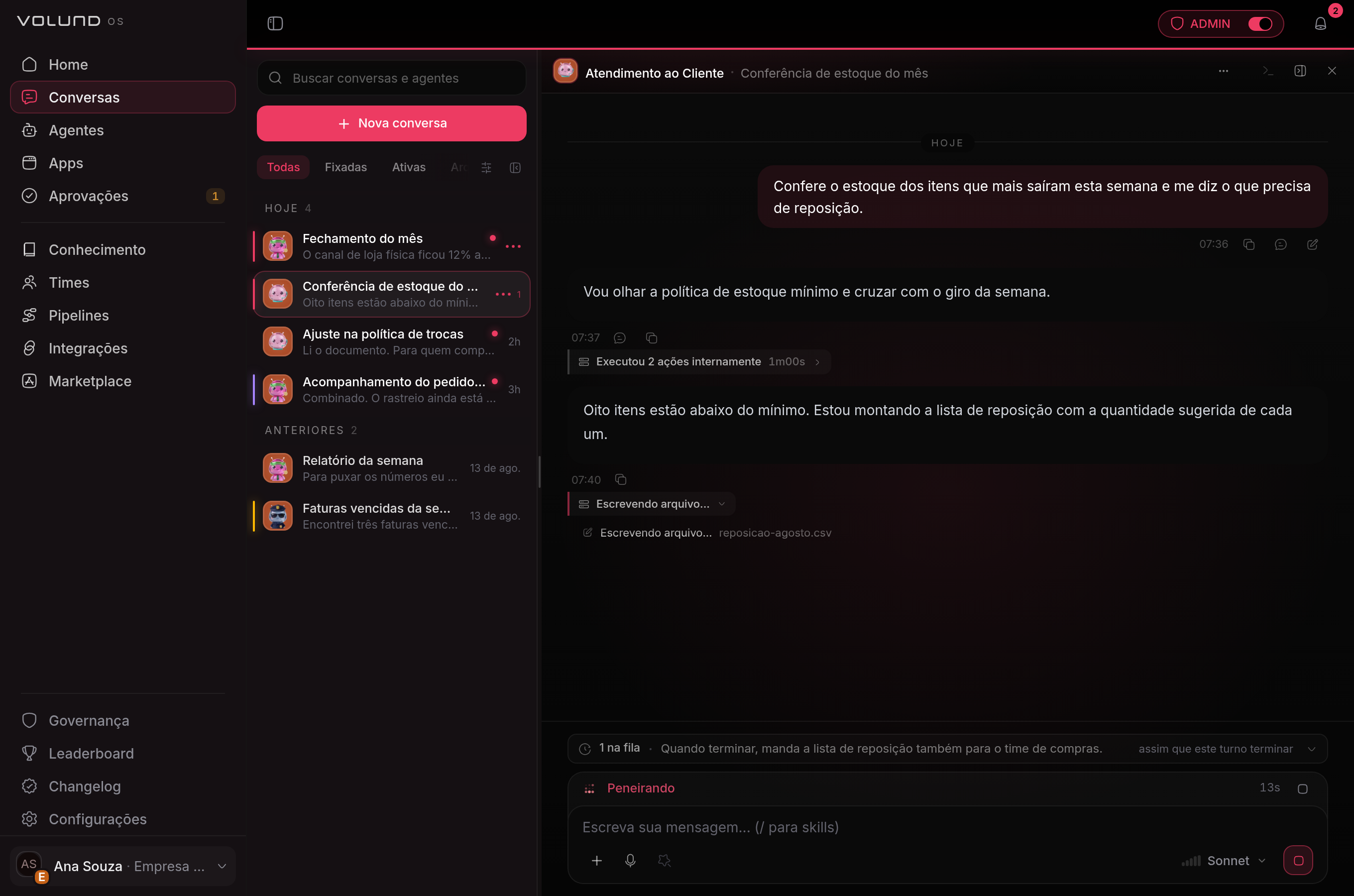 Execução em andamento numa conversa: o passo a passo do que o agente já fez, o passo atual ainda correndo e a mensagem que espera na fila